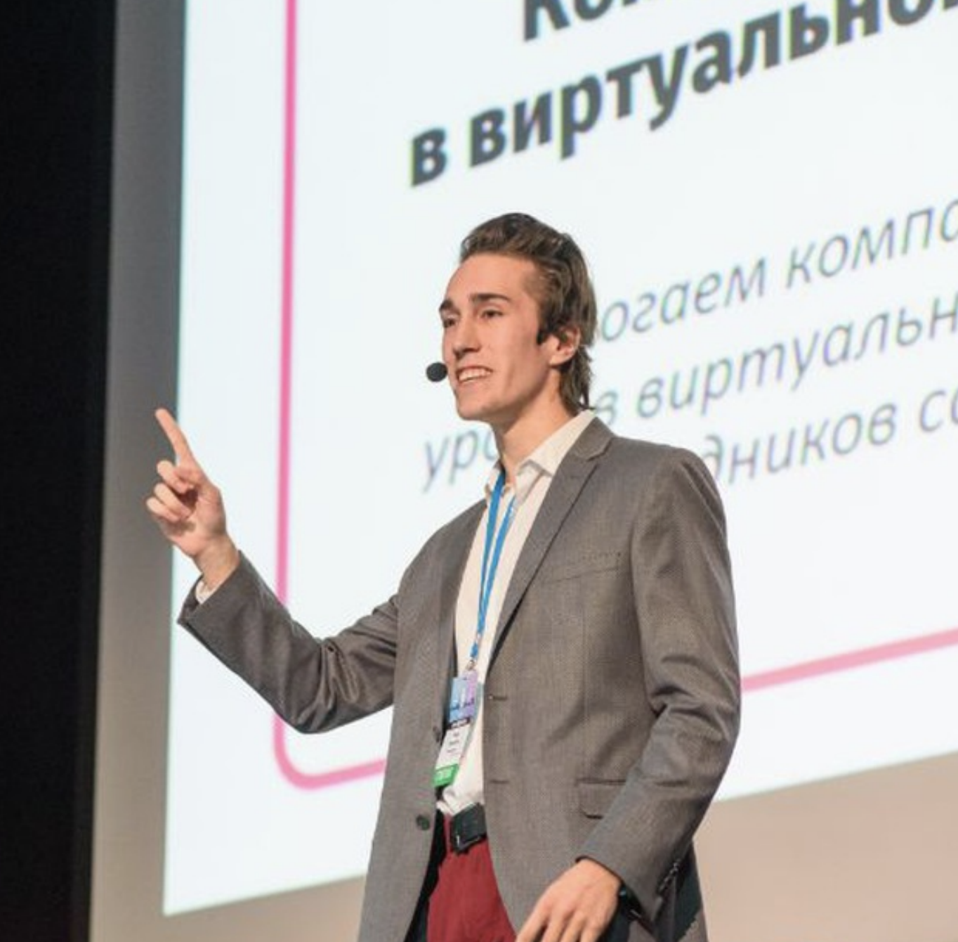 Роман Корес